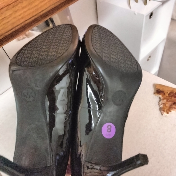 Michael kors patent leather high heel size 8 shoe never worn - Picture 4 of 4